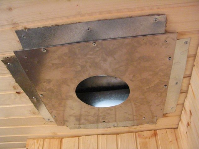 Установка железной трубы в бане через потолок