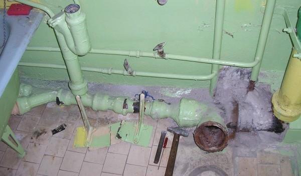 Замена труб ванна туалет. Канализация в ванной комнате. Канализационная труба в квартире. Демонтаж чугунной канализации. Старые канализационные трубы.