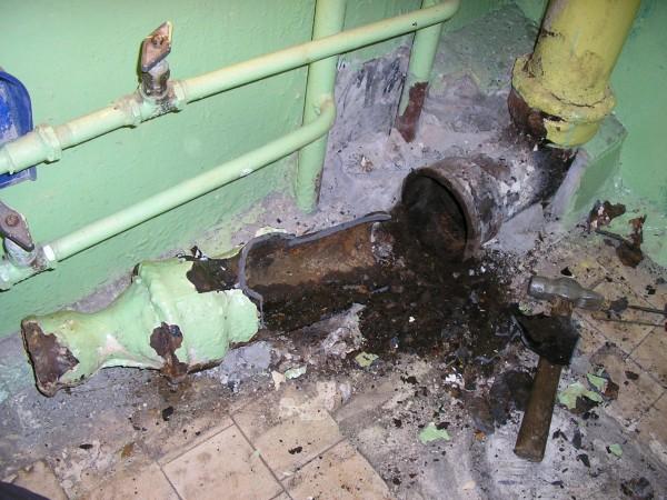 Как разобрать чугунную канализацию при соединении труб цементом и каболкой