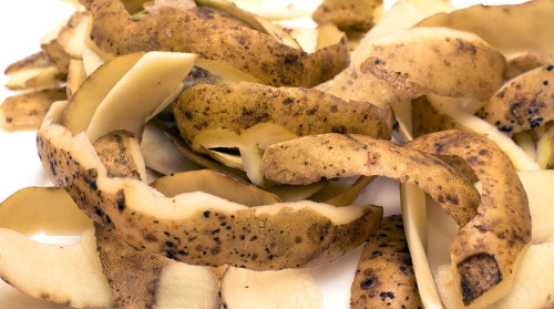 Обыкновенные очистки от картофеля крайне эффективное средство от сажи