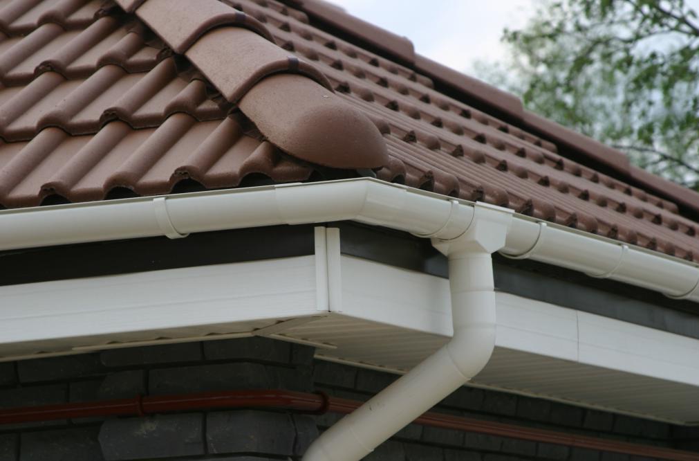 Пластиковые водостоки для крыши: основные детали, особенности и правила монтажа