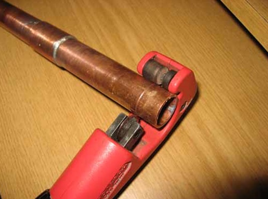 Нарезка труб для сборки трубопровода